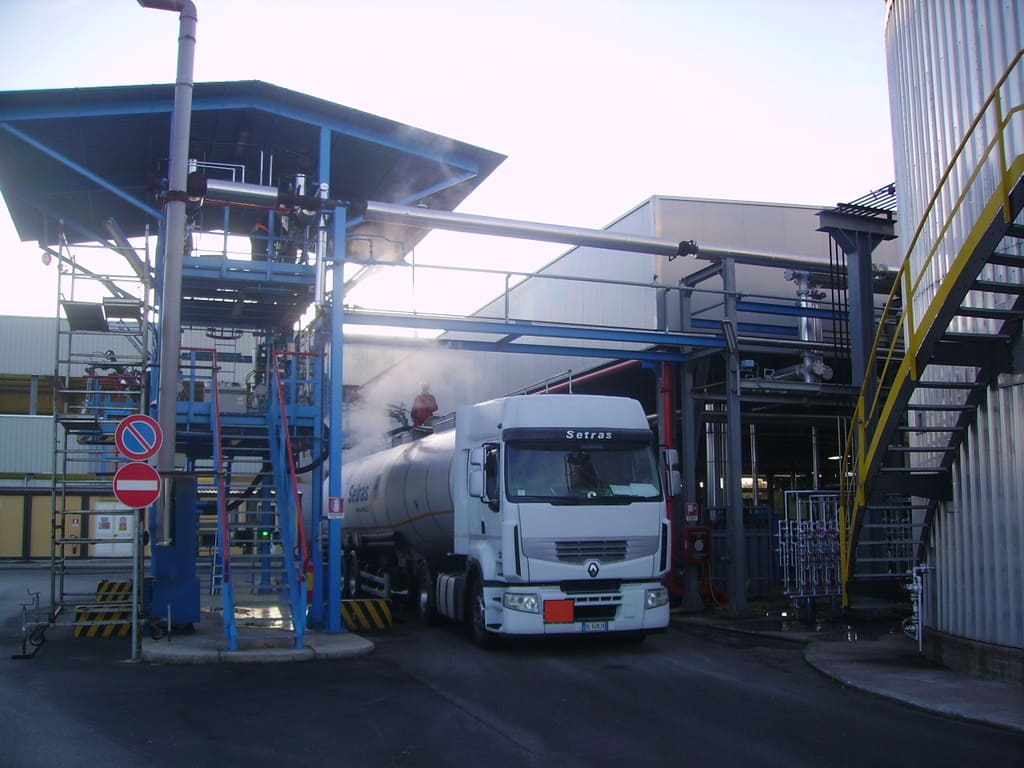 econova-apulia-piattaforma-con-mezzo-di-trasporto.jpg